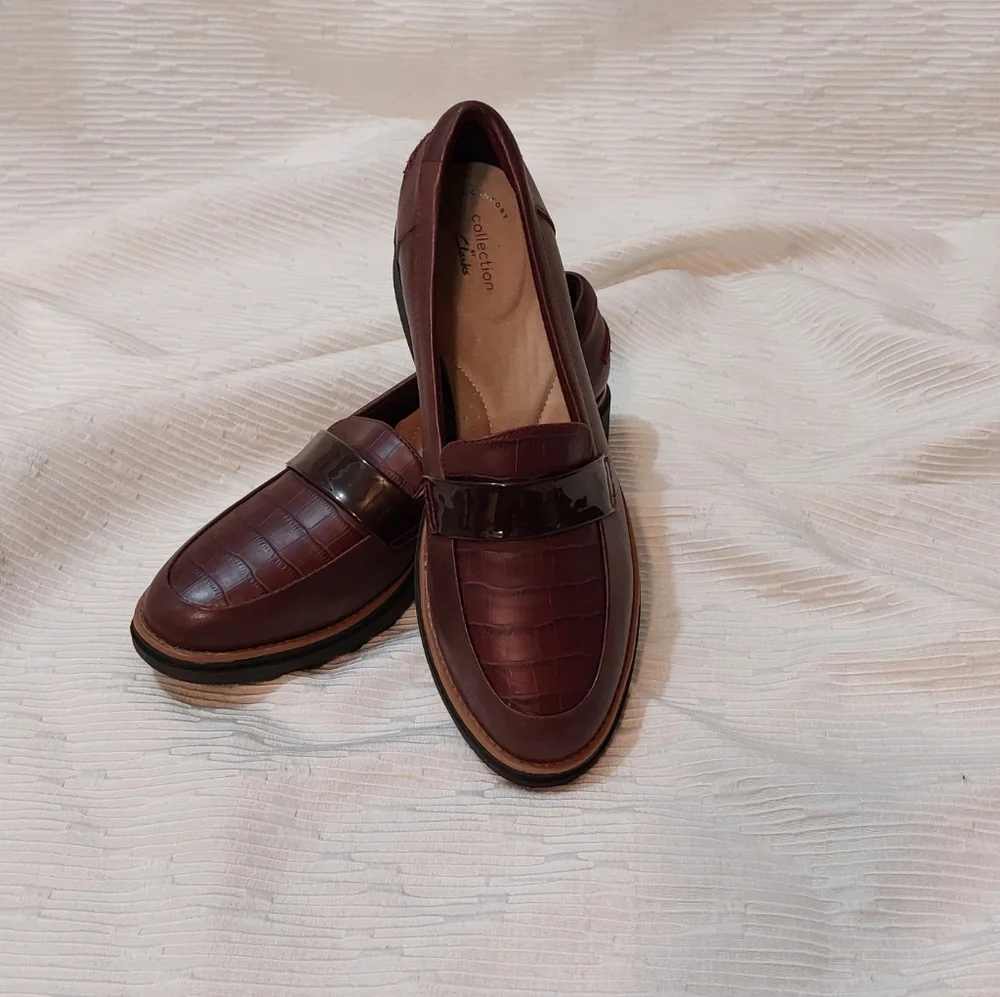 Clarks Maroon Croc-Patterned Loafers - Picture 4 of 11